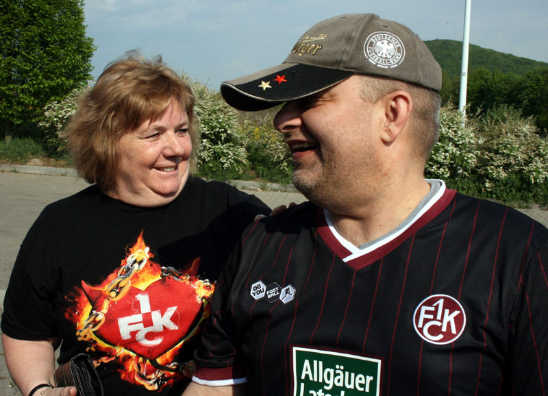  Fairplay-Geschäftsführer Michael Allspach und die Fanclub Vorsitzende Helga Huber sind ebenso glücklich über den Erfolg „auf Schalke“ wie über den reibungslosen Ablauf der Fanclubfahrt.