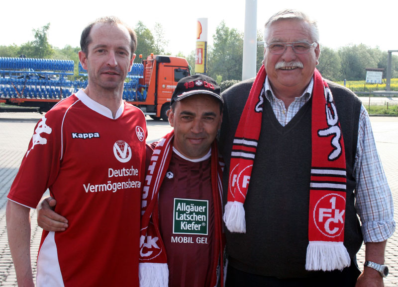 Gewachsene Freundschaft: Die beiden Fairplay-Mitglieder Manni Müller und Hans Hansen (rechts) nahmen Oscar Meireles da Costa aus dem Wohnheim St. Martin in ihre Mitte.