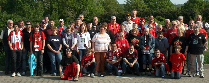 Die gesamte Reisegruppe bei einem Zwischenstopp nahe Mendig. Auf dem Bild fehlt Rollifahrer Georg Lohwasser.