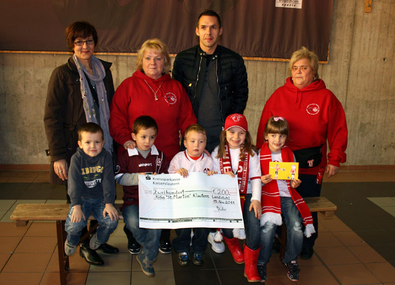 Scheckübergabe mit Christian Tiffert: Von links Doris Klewe (St. Martin), Fairplay-Vorsitzende Helga Huber, Christian Tiffert und Gabi Ochotta (St. Martin). Davor die Kinder-Abordnung.