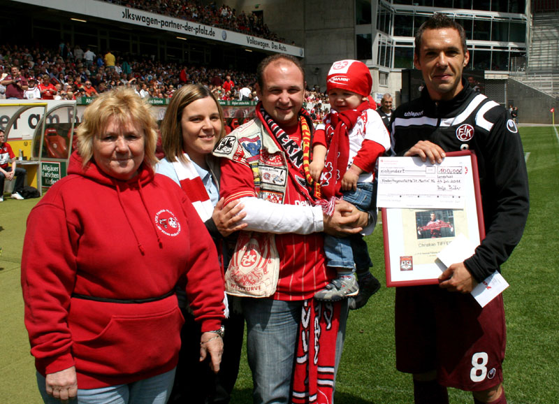 Die Fairplay-Vorsitzende Helga Huber, Barbara und Michael Dewes mit Söhnchen Luis ehrten Christian Tiffert (v.l.n.r.) als “Spieler des Jahres 2011