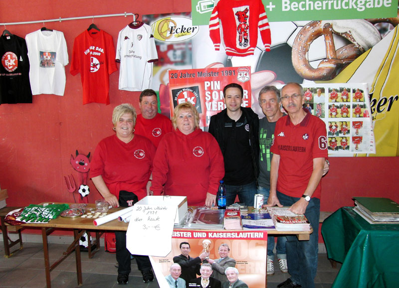  Unter anderem wurde eine „Sport-Souvenir-Börse” durchgeführt. Veranstaltet von Fairplay-Mitglied Rolf Conrad (ganz rechts) und Thomas Butz (2.v.r.). Weiter auf dem Foto mit dem Fanbeauftragten des 1. FCK, Christoph Schneller (3.v.r.) Helga Huber, Joachim Högner und Gabi Ochotta (v.r.n.l.).