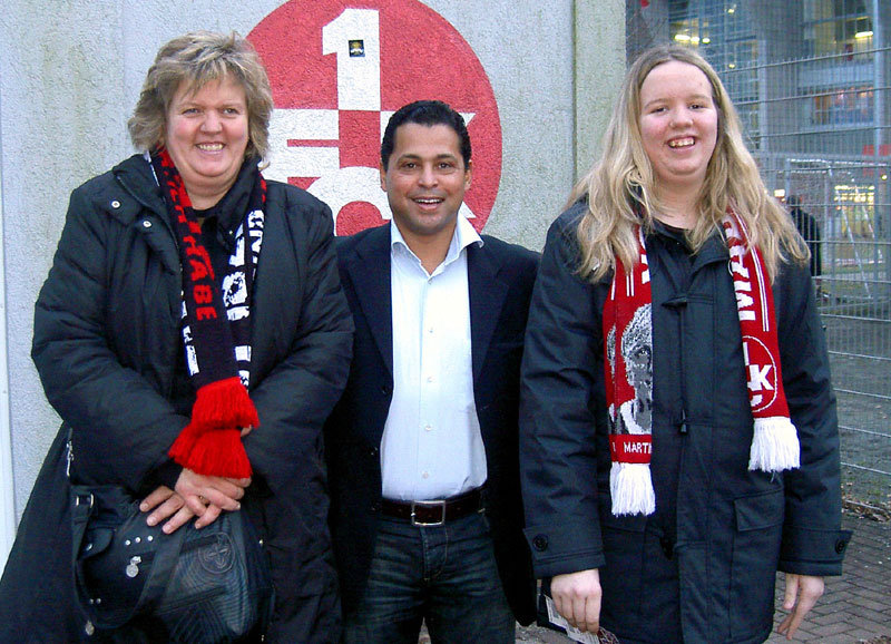 Erinnerungsfoto vor dem großen Spiel: Ratinho mit Vanessa Biedinger und ihrer Mutter.