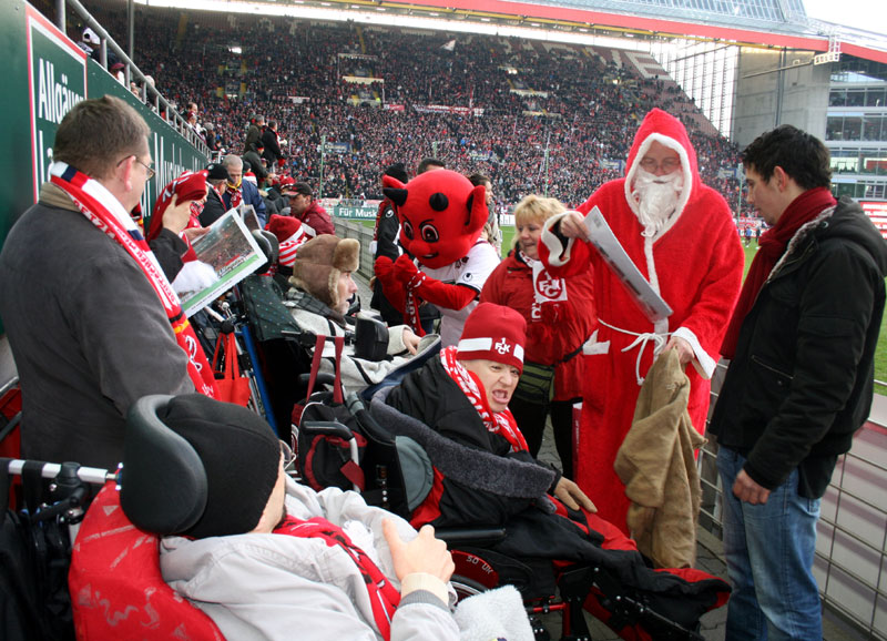 ”Weihnachts-Geschenk-Aktion” für die Rollstuhlfahrer im “Fritz-Walter-Stadion”.