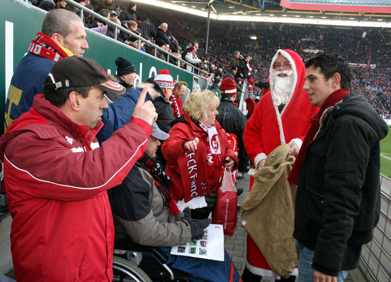  Oscar Meireles da Costa (ganz links) aus dem Wohnheim St. Martin erklärte dem Nikolaus und Jungprofi Julian Derstroff, dass er ein ganz großer FCK-Fan ist.