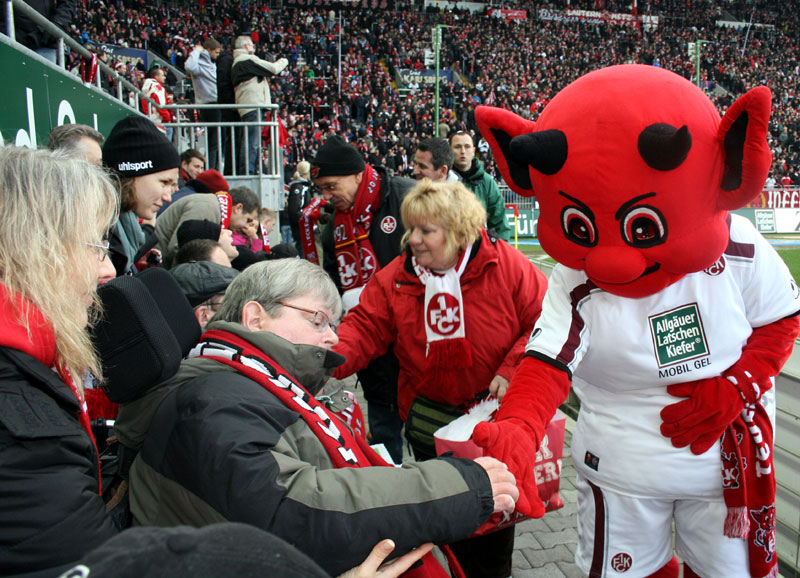 Maskottchen “Betzi” und die beiden „Fairplay“-Vertreter beschenken die Rollifahrer vor der Südtribüne.