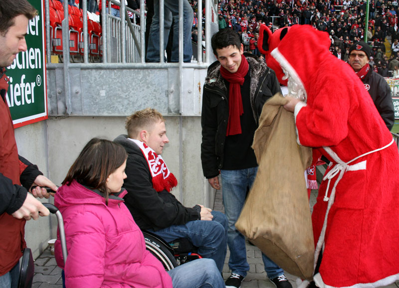 Nachwuchs-Hoffnung Julian Derstroff schaute genau, was da der Nikolaus für einen Rollifahrer aus seinem großen Sack herausholte.