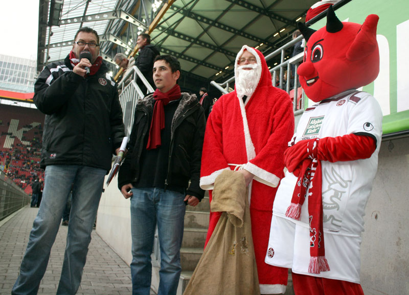  Stadionsprecher Horst Schömbs (ganz links) erläuterte den mehr als 36.000 Zuschauern im Stadion die „Weihnachts-Geschenk-Aktion“!