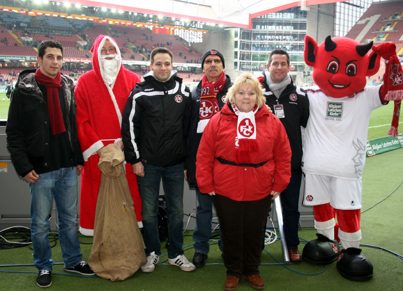 Die Helfer: Von links Jungprofi Julian Derstroff, der Nikolaus, Fanbetreuer Christoph Schneller, Fairplay-Mitglied Rolf Conrad, Fairplay-Vorsitzende Helga Huber, Behindertenbetreuer Nino Gagliano und Maskottchen „Betzi“.