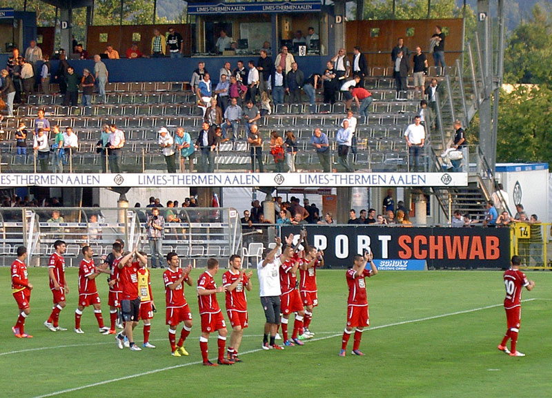 Die Mannschaft des 1. FCK bedankte sich nach dem Spiel bei ihren mehr als zweieinhalbtausend mitgereisten Fans für deren tolle Anfeuerung.