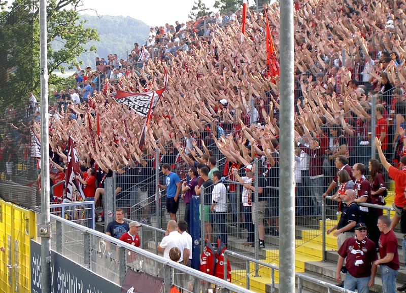  Vorbildliche Unterstützung für ihr Team durch die FCK-Fans. Es geht auch ohne Pyrotechnik!