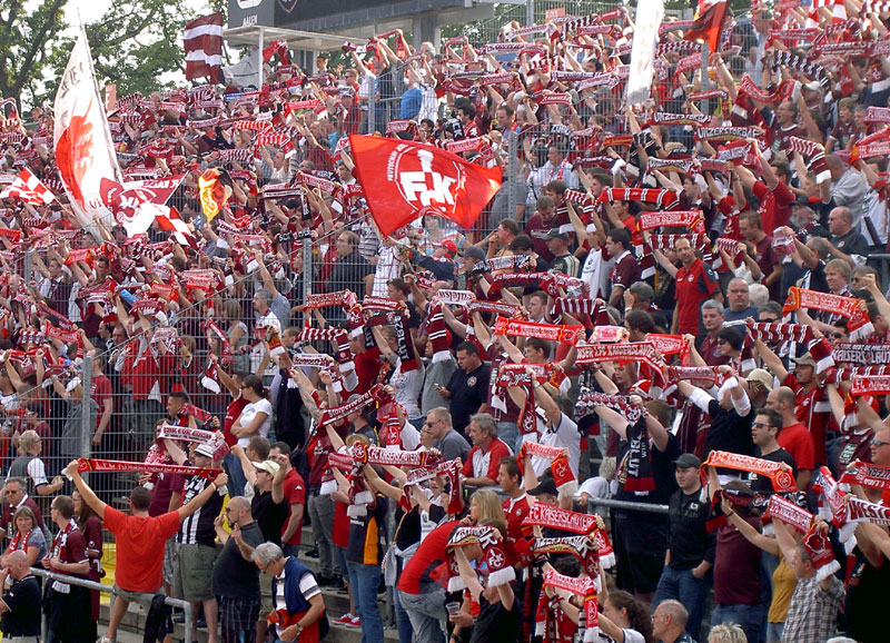 Vorbildliche Unterstützung für ihr Team durch die FCK-Fans. Es geht auch ohne Pyrotechnik!