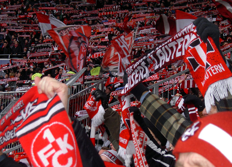  Den Augsburger Anhängern fehlt noch ein gewaltiges Stück bis zur „Bundesligareife“! Die Lauterer Fans zeigten den Gastgebern eindrucksvoll, wie’s geht!