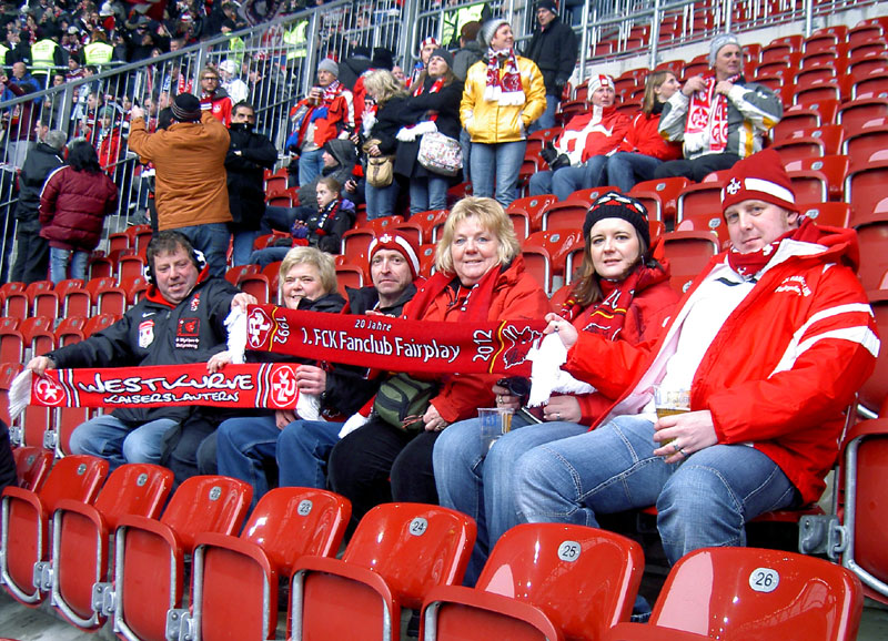 Die Fairplay-Gruppe auf ihren Plätzen in der „SGL-Arena“.