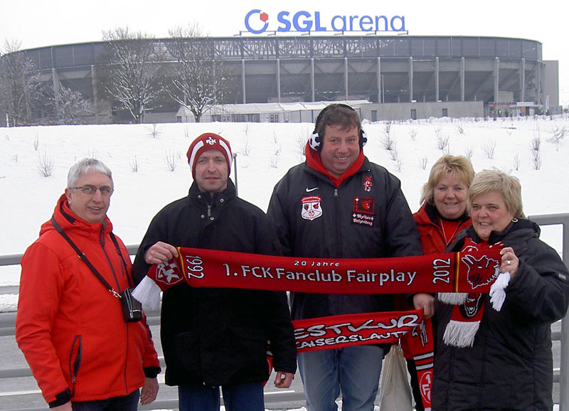 Die mit der Bahn angereisten Fairplay-Mitglieder auf dem Weg von der Straßenbahn-Endhaltestelle zur „SGL-Arena“ (Bild: Passant).