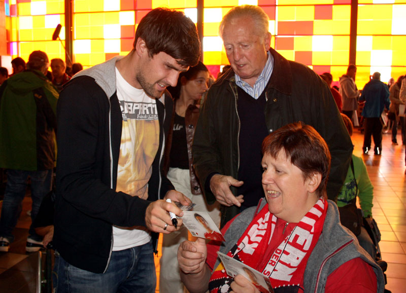  Florian Dick, Fairplay-Spieler der Saison 2011/12, erfüllte jeden Foto- oder Autogrammwunsch.