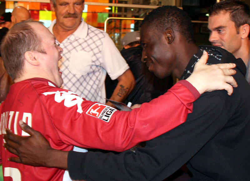  Große Freude bei Michael Dahl wegen der Begegnung mit Kwame Nsor.