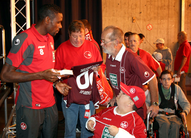 Großer Andrang bei Sturm-Ass Mohamadou Idrissou.