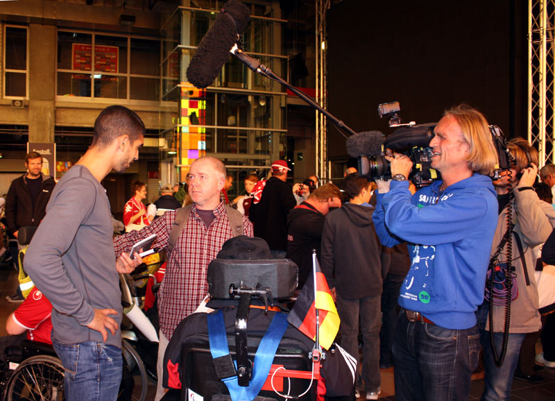  Ein Kamerateam des „Südwest-Fernsehens“ drehte während der speziellen Autogrammstunde (Foto: Bettina Huber).