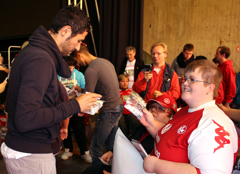  Große Freude – nicht jeden Tag begegnen die Fans ihren Idolen so nah (Foto: Bettina Huber).