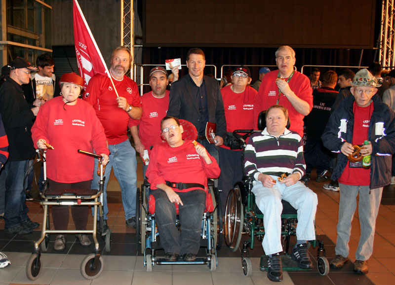 Die Gruppe aus dem Wohnheim St. Martin (Landstuhl) zusammen mit Trainer Franco Foda.