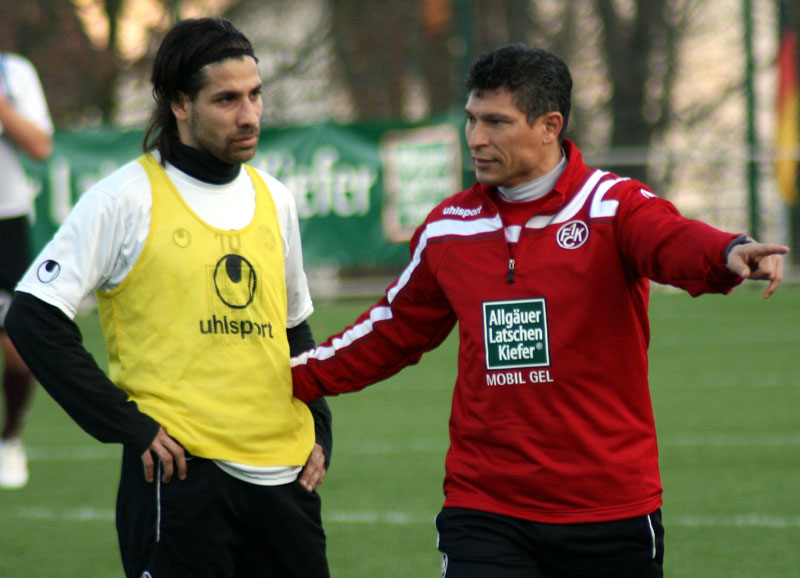 Erste Anweisungen für sein neues Personal: Trainer Balakov instruiert Olcay Sahan.