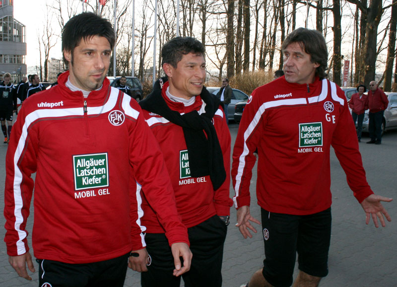 Erstmals auf dem Weg zum Trainingsplatz auf dem Betzenberg: Der neue Trainer Krassimir Balakov (mitte) mit Assistenztrainer Ilia Gruev (links) und Torwarttrainer Gerry Ehrmann (rechts).