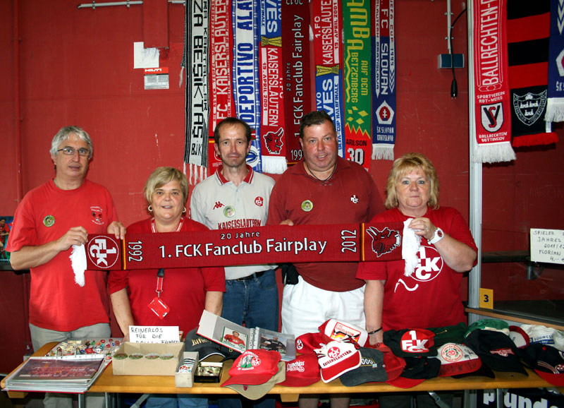  Einige der Fairplay-Mitglieder bei der „Internationalen Sport-Souvenir-Börse“ (Foto: Walter Cech).