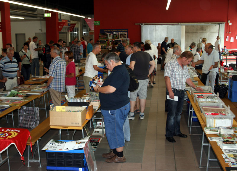  Blick in die Halle der „Internationalen Sport-Souvenir-Börse“.