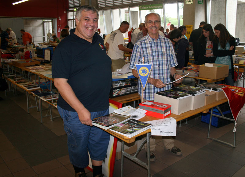 Mitveranstalter Rolf Conrad (rechts) mit Leon Kettel (Luxemburg) bei der „Sport-Souvenir-Börse“.