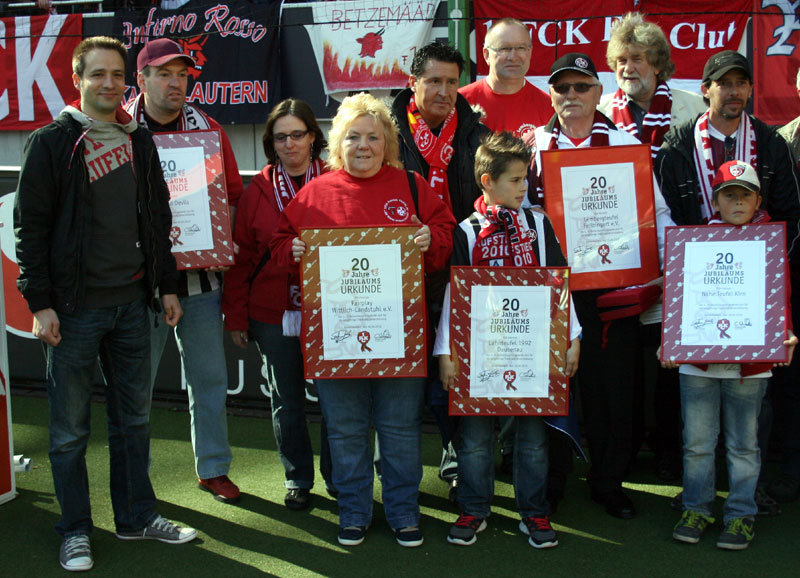 Ein Teil der geehrten Fanclub-Delegationen (Fairplay-Vorsitzende 4. v. l.) zusammen mit dem Fanbetreuer des 1. FCK, Christoph Schneller (ganz links).