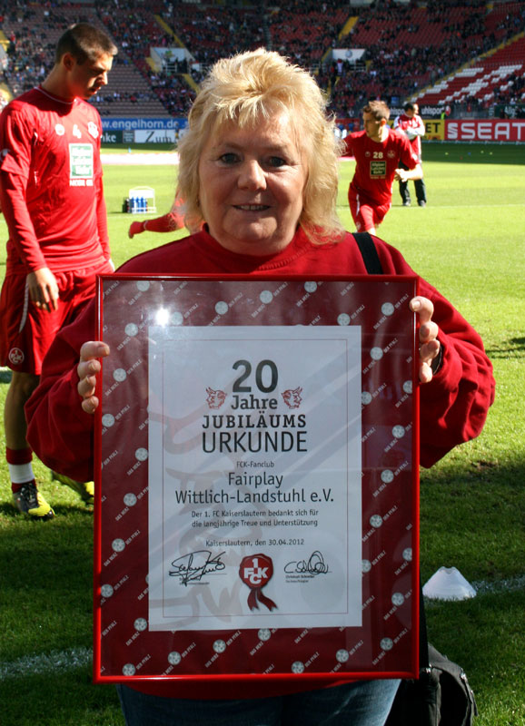 Die Fairplay-Vorsitzende präsentiert die Jubiläums-Urkunde, überreicht vom 1. FCK.