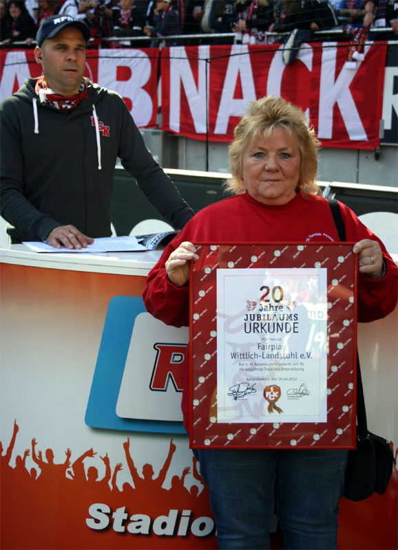  Die Fairplay-Vorsitzende präsentiert die Jubiläums-Urkunde, überreicht vom 1. FCK.