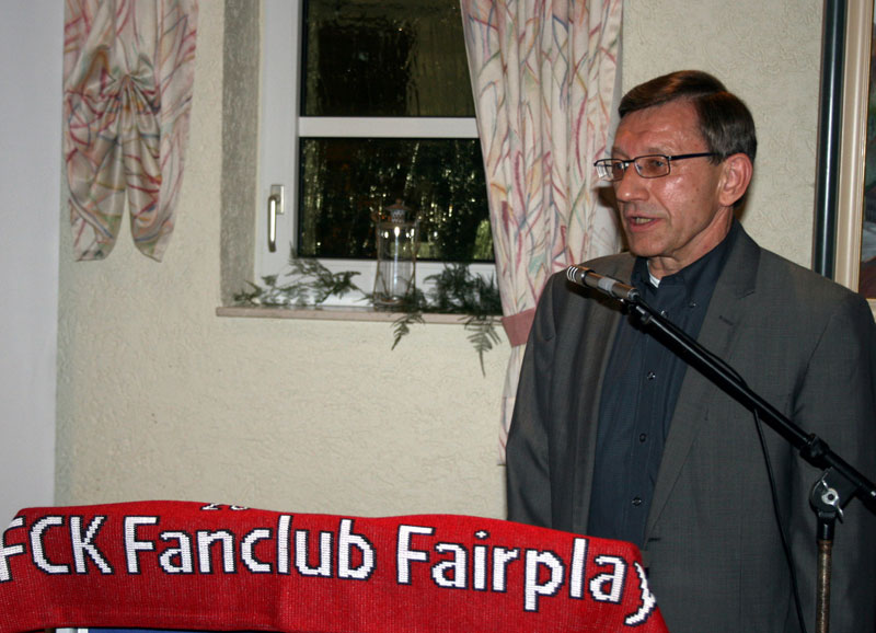 Der stellvertretende Aufsichtratvorsitzende des 1. FCK, Ottmar Frenger, am Fairplay-Rednerpult (Foto: Bettina Huber).