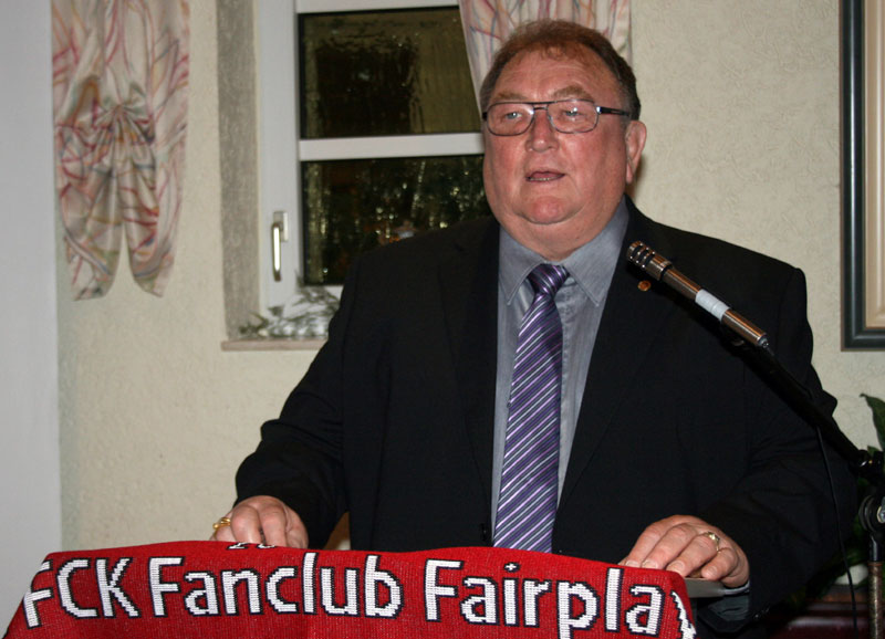 Fanbeirat und Ehrenmitglied Otto Roth am Fairplay-Rednerpult (Foto: Bettina Huber).