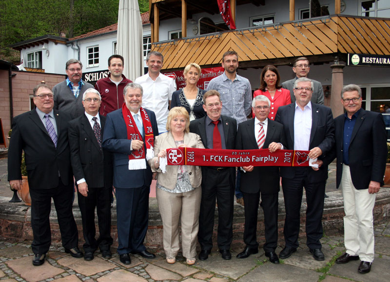 Die Ehrengäste und der Fanclub-Vorstand versammelten sich vor dem „Schloss-Hotel“ zu einem Erinnerungsfoto mit dem neu aufgenommenen Ehrenmitglied Kurt Beck. Auf dem Bild fehlen Thomas Riedl und Ratinho sowie Fairplay-Geschäftsführer Michael Allspach (Foto: Bettina Huber).