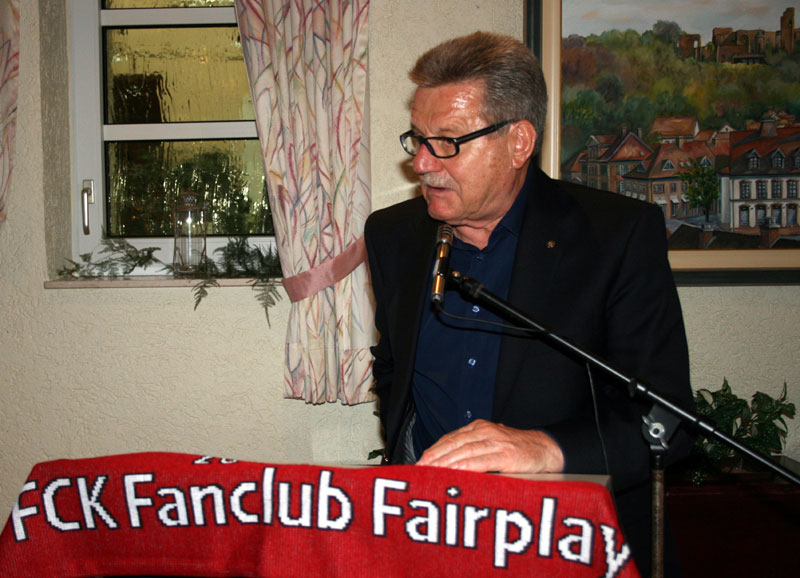 Der frühere Aufsichtratvorsitzende des 1. FCK, Dieter Buchholz am Fairplay-Rednerpult (Foto: Bettina Huber).