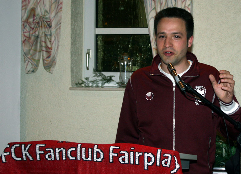 Der Fanbetreuer des 1. FCK, Christoph Schneller, am Fairplay-Rednerpult (Foto: Bettina Huber).