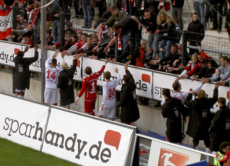  DANK 1: Nach dem Sieg bedankte sich die Mannschaft bei den Fans für ihre grandiose Unterstützung.