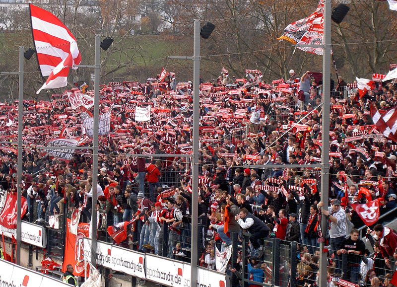  So soll's sein: Schals bei „You never walk alone“ als Zeichen der Begeisterung.