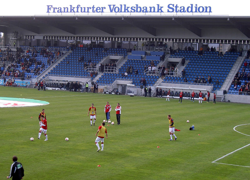  Unter der Aufsicht vom Co-Trainer Thomas Kristl und Fittneß-Coach Oliver Schäfer liefen sich die Spieler des 1. FCK warm.