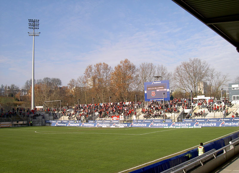 Das Frankfurter „Volksbank-Stadion“ ist eine typische Zweitliga-Spielstätte! Klein, beschaulich – vollkommen ausreichend für den FSV.