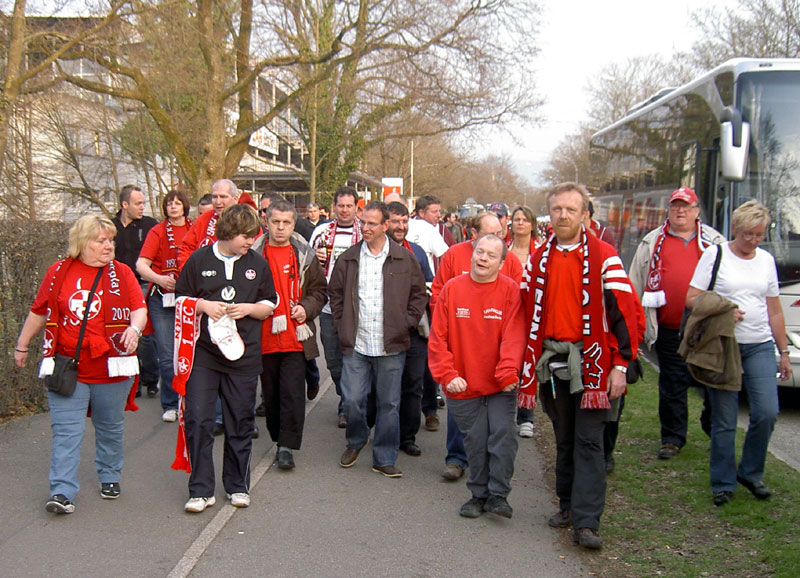 Maßlos enttäuscht kehren die Fairplay-Teilnehmer an der Fanclubfahrt zum Bus zurück.