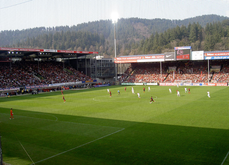 Blick in das „Mage Solar Stadion“ – eine Arena, die den zeitgemäßen Bundesliga-Ansprüchen immer weniger gerecht wird.