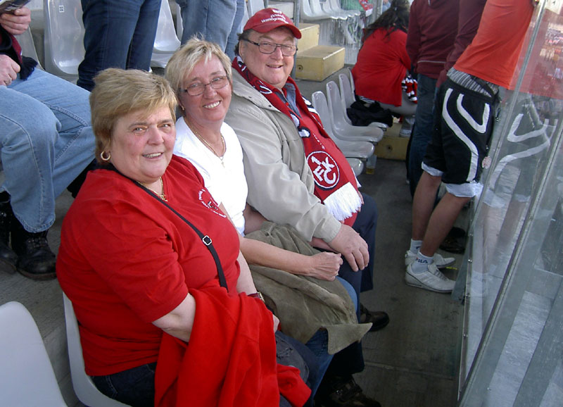 Fanbeirat Otto Roth, seine Gattin und Gabi Ochotta (v.r.n.l.) freuen sich auf das Spiel.