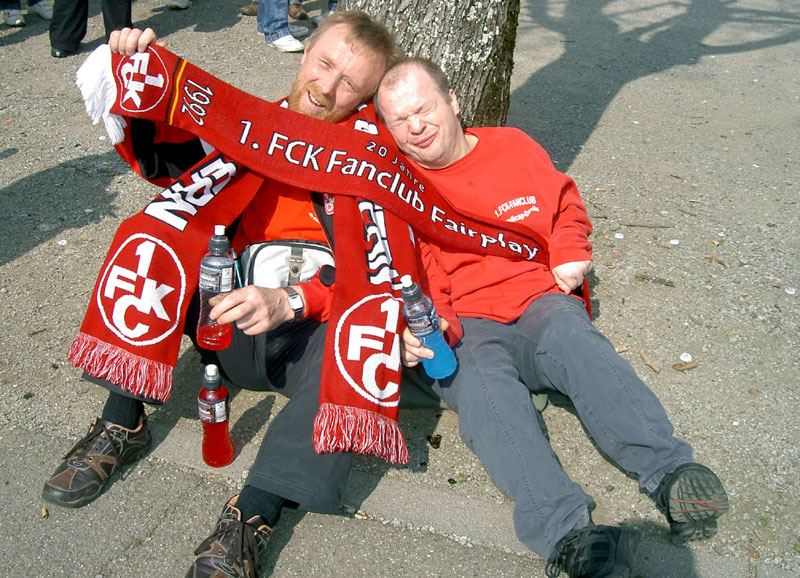  Betreuer Valentin und Michael Dahl warten auf die Öffnung der Stadiontore.