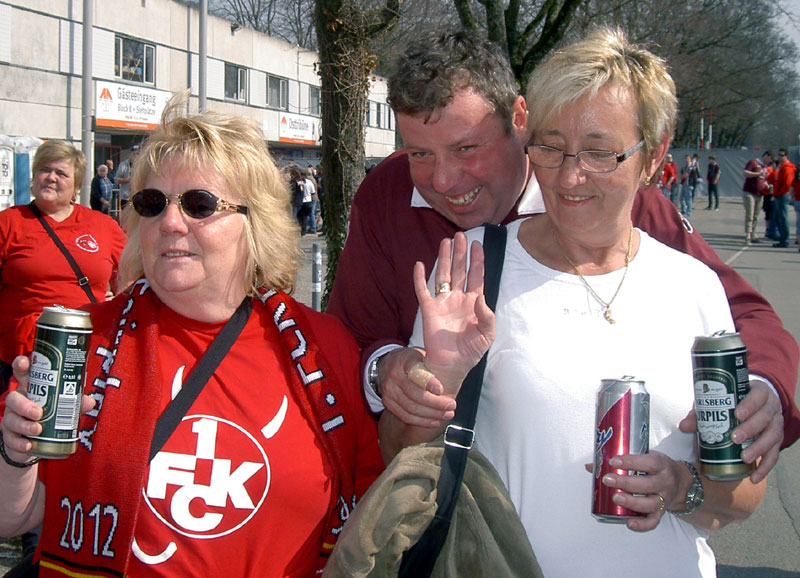  Noch sind sie gut gelaunt: Einige Teilnehmer der Fairplay-Fanclubfahrt kurz vor dem Stadioneinlass.