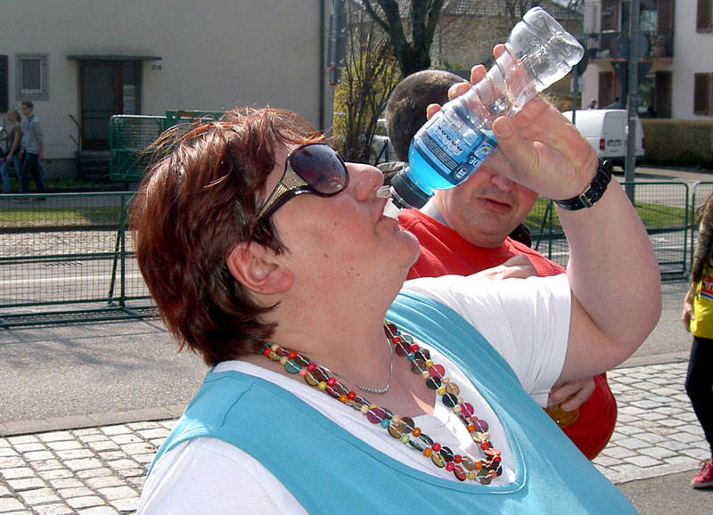 Fast sommerliche Temperaturen herrschten in Freiburg. Darum musste alle viel trinken. Links Manuela aus dem Wohnheim, rechts Rolli-Fahrer Georg.