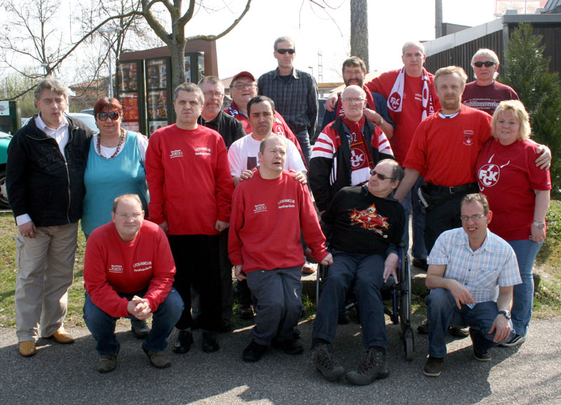 Die Gäste aus dem Wohnheim St. Martin zusammen mit Fanbeirat Otto Roth, der Fanclub Vorsitzenden Helga Huber und Fairplay-Betreuer Uli Katzenberger.