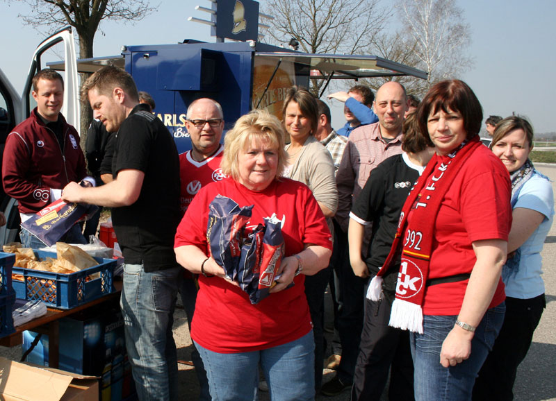 Nahe der Ausfahrt „Achern“ (A5) wartete der 1. FCK mit einem Verpflegungsstand auf seine Fans, die sich nach Herzenslust bedienen durften!